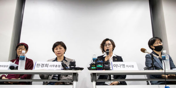 이나영 정의기억연대 이사장이 11일 오전 서울 마포구 인권재단 사람에서 일본군 위안부 피해자 기부금 관련 논란에 관한 기자회견을 하고 있다. /김지호 기자