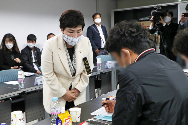 In addition, Chairman Hye-suk Jeon of the Democratic Party's Special Committee for the Prevention of Large-Scale Safety Accidents in the Workplace greets the family at a fire incense center at the Icheon Logistics Warehouse, located in the Seohee Youth Culture Center in Icheon-si, Gyeonggi-do, on the morning of the 12th. / Yonhap News