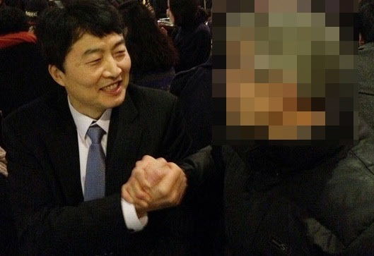 이석기 전 통합 진보당 의원 (왼쪽) 과 윤미향 더불어 시민 당 당선자 의 남편 인 김모 수원 시민 신문 대표 가 2012 년 정대협 (정의연 의 옛 명칭) 22 주년 후원 의 밤 을 잡고 있는 모습. 두 사람 은 한국 외대 선후배 관계 로 알려졌다. 남편 김씨 는 1994 년 '남매 간첩단' 사건 으로 징역 4 년 을 선고 받고 복역 했다. 이후 '간첩 활동 을 한 적이 없다' 며 재심 을 청구 해 2017 년 대법원 에서 일부 무죄 판결 을 받았다 ./ 이 전 의원 블로그