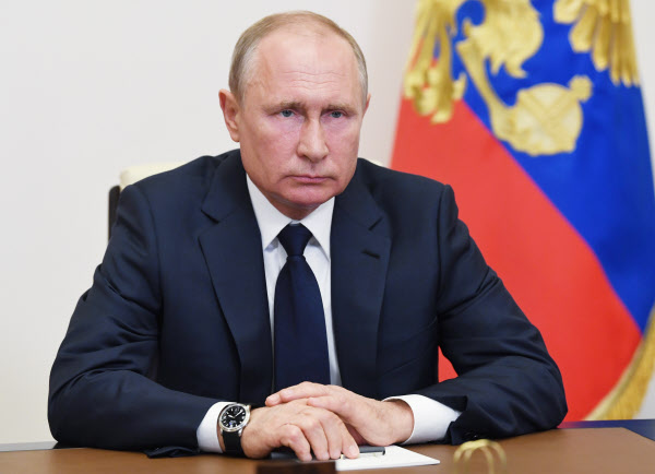 Russian President Vladimir Putin presides over a video tape in Novo Ogarjovo's office on the outskirts of Moscow on November 11. / Xinhua Communication