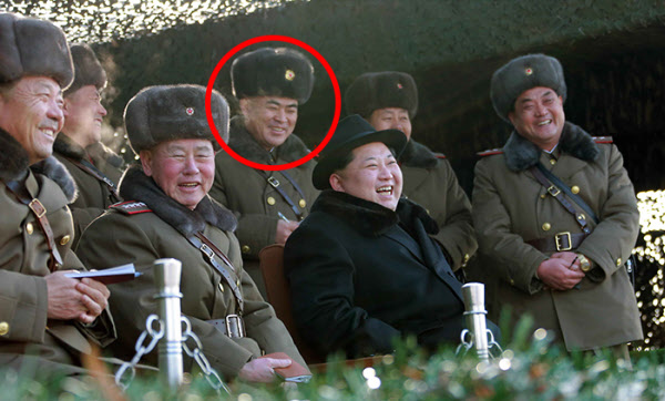 2016년 2월 군부대 기동훈련을 참관하며 활짝 웃는 김정은 국무위원장(당시 노동당 제1비서) 뒤에 림광일(붉은 원)이 서있다. /조선중앙통신