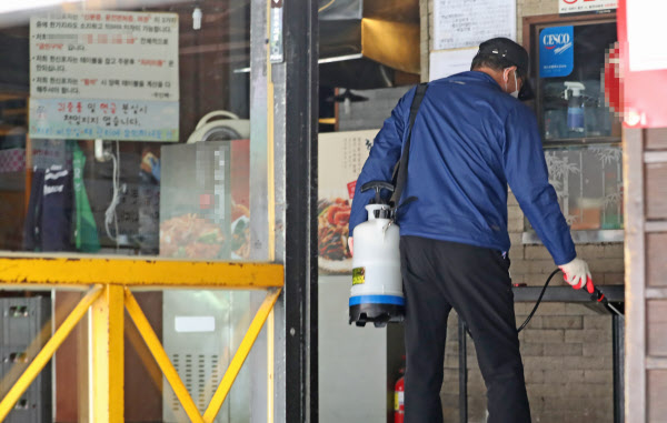 Mapo-gu Health Center officials are in charge of quarantine at a restaurant near Hongik University in Mapo-gu, Seoul, on the afternoon of the 13th. / Yunhap news