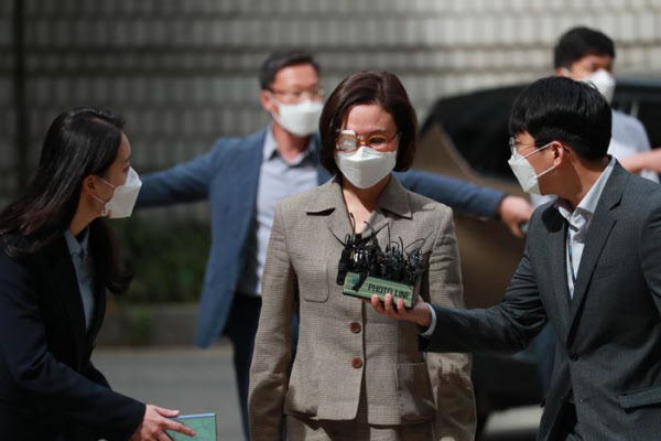 14일 오전  조국 전 장관의 부인 정경심 교수가 불구속 상태에서 열린 첫 재판에 참석하기 위해 서울중앙지방법원 청사로 들어서고 있다./이태경기자.