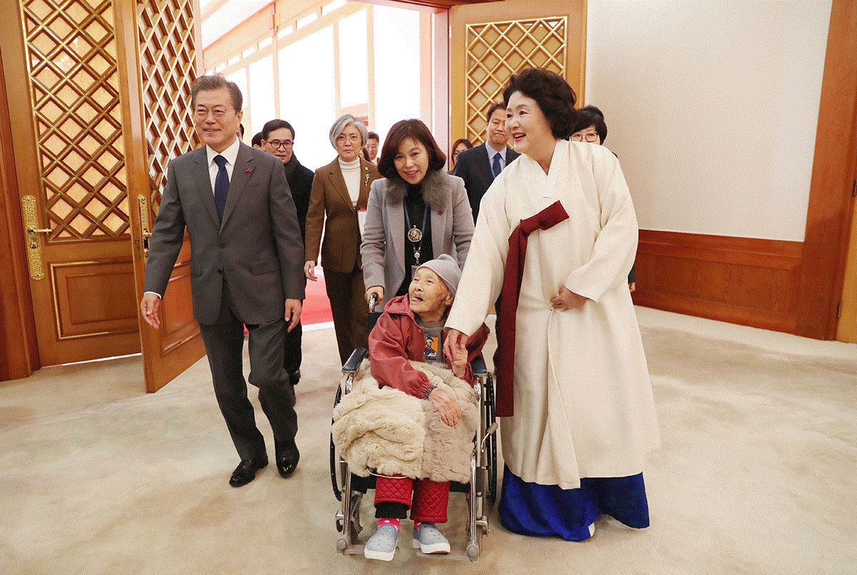 January 2018 President Moon, Ms. Kim Jung Sook and Grandmother Victims of Women of Comfort provided by Cheong Wa Dae