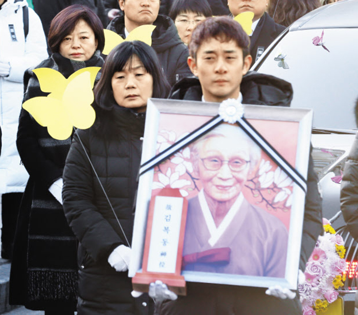 지난 2월 1일 서울 중구 서울광장에서 열린 고(故) 김복동 할머니의 노제에 참석한 윤미향 더불어민주당 당선자(앞줄 왼쪽)가 나비 모형을 들고 있다.