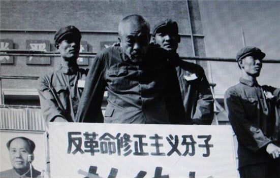 1967년 7월 홍위병 집회에서 비투(批鬪)당하는 펑더화이. 당시 69세.