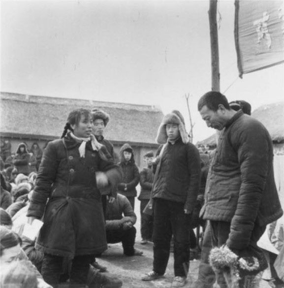 1965년 3월. 헤이롱장(黑龍江)성 아청(阿城)현 아선허(阿什河) 공사 둥환(東環) 대대의 사청운동의 대적(對敵) 투쟁 대회의 한 장면: 사진 리전성(李振盛)>