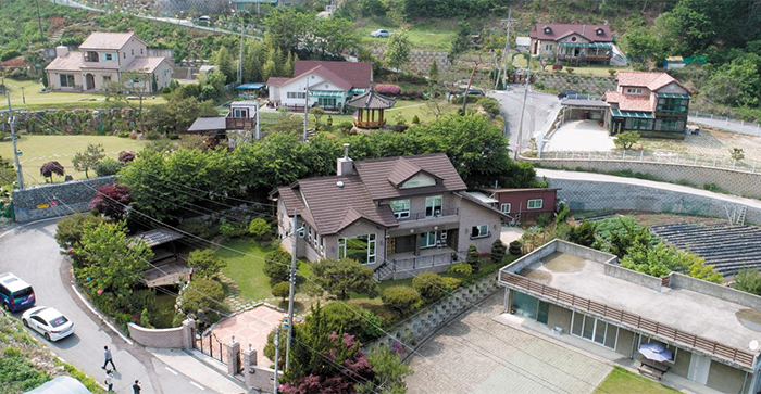 정대협이 2012년 8월 현대중공업으로부터 10억원의 지정기부금을 받아 2013년 9월 7억5000만원을 주고 매입한 경기 안성시 금광면 ‘평화와 치유가 만나는 집’의 전경. 위안부 피해 할머니들을 위한 쉼터로 사용할 목적이었지만, 실제로는 정대협 관계자들이 술판을 벌이는 등 펜션처럼 사용해왔다는 의혹이 불거졌다.