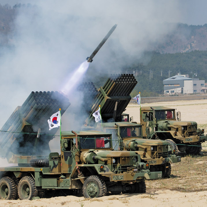 2017년 강원 고성 송지호 해변에서 실시된 합동 사격훈련에서 육군 8군단 장병들이 130㎜ 다연장 로켓(구룡)을 발사하고 있다. 