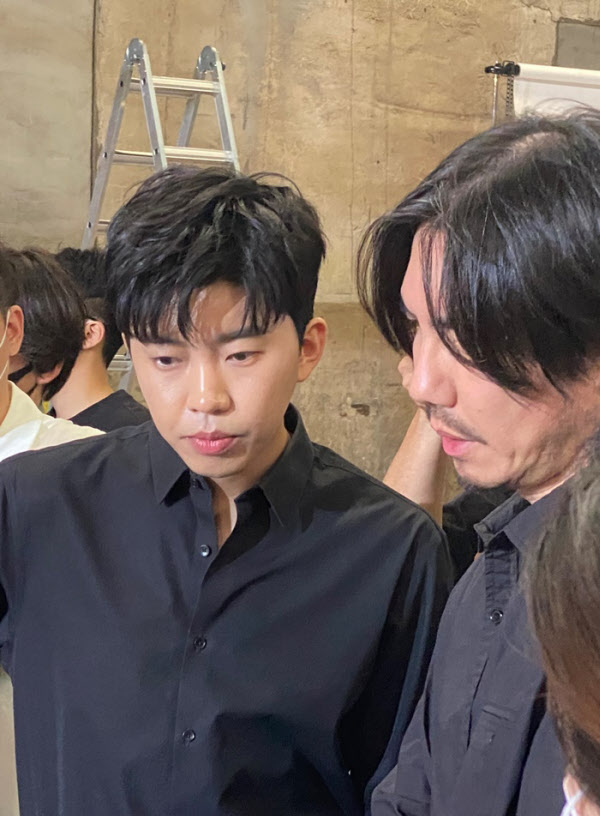 자신의 촬영분을 확인하고 있는 가수 임영웅의 바리스타룰스 CF촬영현장/최보윤 기자