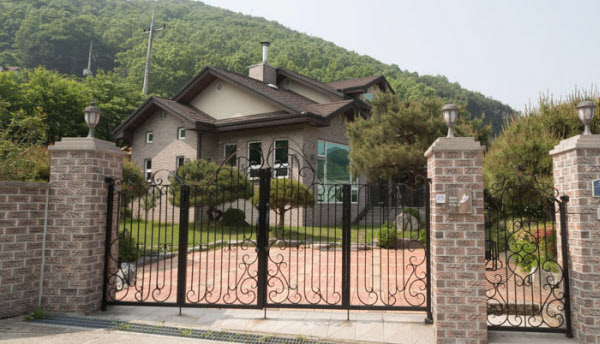 지난 2013년 한국정신대문제대책협의회가 지정기부금을 받아 일본군 위안부 피해자들을 위한 쉼터로 사용하기 위해 매입했다 지난 23일 매각한 경기도 안성의 '평화와 치유가 만나는 집'. /고운호 기자