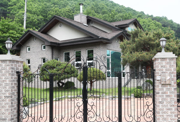 정의기억연대가 지정기부금을 받아 일본군 위안부 피해자들을 위한 쉼터로 운영하다 지난달 23일 건물 매각 계약을 체결하고 반납 절차가 진행 중인 경기도 안성시 '평화와 치유가 만나는 집' 문이 17일 굳게 닫혀 있다. 정의기억연대는 '평화와 치유가 만나는 집'의 관리를 단체 대표자였던 윤미향 국회의원 당선인의 아버지에게 맡기고 지난달까지 6년여간 7천여만원을 지급해 온 사실을 16일 인정하고 사과했다. /연합뉴스