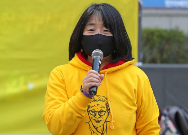 윤미향 더불어민주당 국회의원 당선인이 지난 3월 18일 서울 종로구 옛 일본대사관 앞에서 열린 1431번째 수요집회에서 발언하고 있다. /연합뉴스