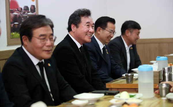 더불어민주당 이낙연 코로나19국난극복위원장이 18일 광주 상무지구의 한 음식점에서 21대 총선 호남 지역 당선인들과 오찬을 하고 있다. /연합뉴스