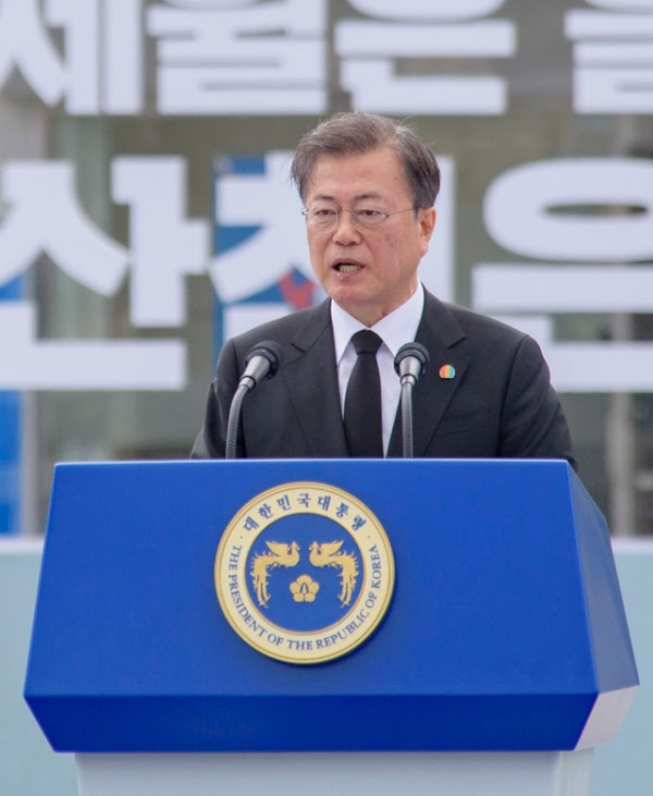 문재인 대통령이 18일 광주 동구 5.18 민주광장에서 열린 5.18민주화운동 기념식에서 부르튼 입술로 기념사를 하고 있다. /뉴시스
