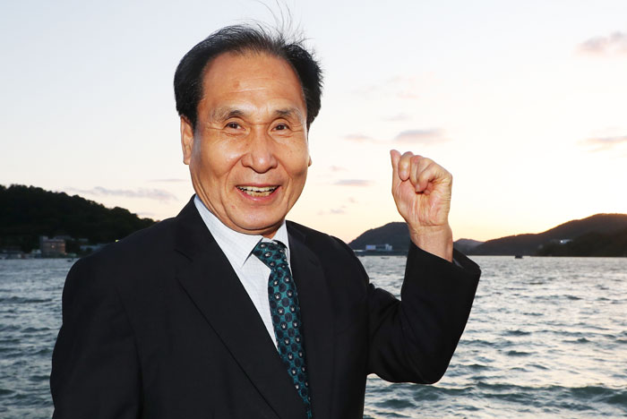 19일 석해균 전 삼호주얼리호 선장이 경남 창원시 진해구 웅동만에서 힘차게 주먹을 들어 보이고 있다.