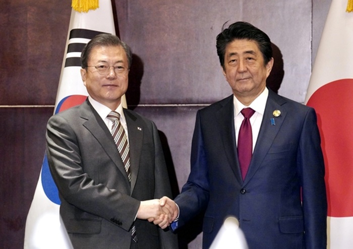 문재인 대통령과 아베 일본 총리가 지난해 12월 24일(현지시각) 중국 쓰촨성 청두 세기성 샹그릴라호텔에서 악수하며 인사를 나누고 있다. /연합뉴스