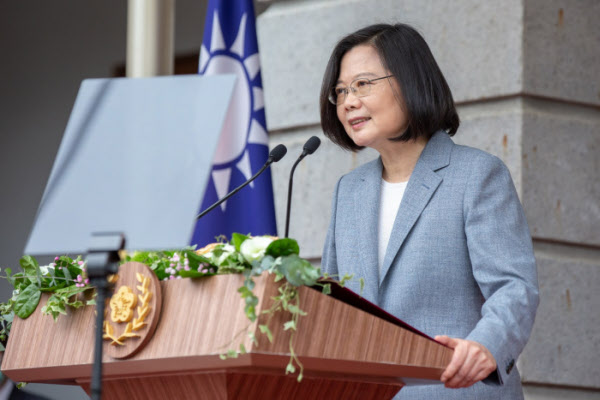 차이잉원 대만 총통이 20일 타이베이호텔에서 취임 기념 연설을 하고 있다./AP 연합뉴스