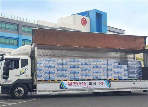 20일 미국 서부 수출길에 오르는 한라산소주./한라산소주 제공