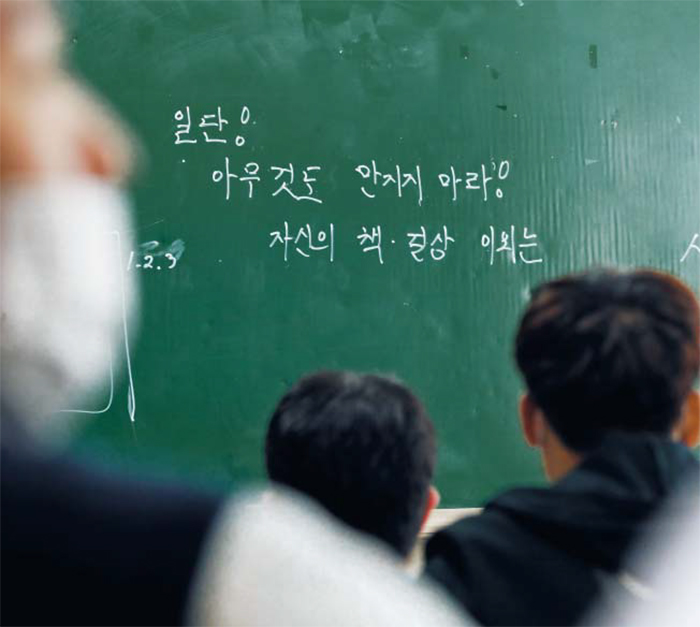 아슬아슬 高3 등교… 인천 2명 확진, 66개校 학생 ‘집으로’ - 전국의 고교 3학년 44만여 명이 올해 처음 등교한 20일, 경기도 수원고의 한 교실 칠판에 ‘자신의 책걸상 외에는 만지지 말라’는 문구가 적혀 있다. 이날 인천시교육청은 고3 학생 두 명이 확진 판정을 받은 인항고를 포함해 인천시 고교의 절반인 66개교에 대해 등교 중지 또는 1교시 직후 학생들을 귀가 조치했다. 경기 안성시 9개교도 코로나 확산 우려에 등교가 중지됐다.