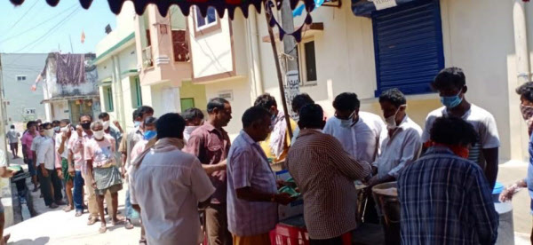 가스 누출 사고가 발생한 인도 비사카파트남에서 LG화학 인도 법인(LG폴리머스) 현지 지원단이 피해 지역 주민에게 음식을 제공하는 모습. /LG화학