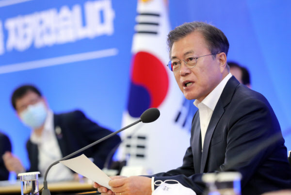 문재인 대통령이 21일 서울 강남구 삼성동 무역협회 대회의실에서 ‘위기 극복을 위한 주요 산업계 간담회’를 주재하고 있다. /연합뉴스