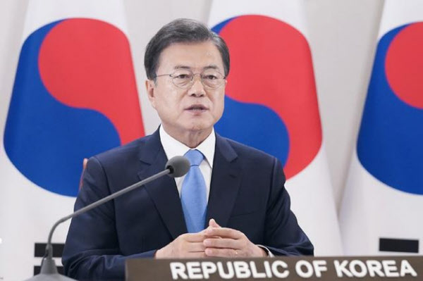 문재인 대통령이 지난 18일 청와대 본관 집무실에서 세계보건기구(WHO) 세계보건총회(WHA) 초청 연설을 하고 있다. /청와대