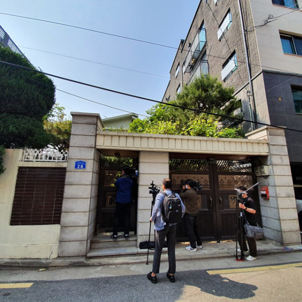 21일 오후 검찰이 압수수색을 진행 중인 정의기억연대의 마포구 '쉼터' 앞에 취재진이 모여있다/남지현 기자