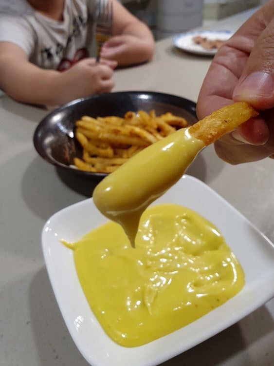 집에서 직접 만든 마요네즈는 시판 제품보다 훨씬 진한 노란색이고 맛도 훨씬 좋다. 감자튀김과 찰떡궁합이다./김성윤 기자