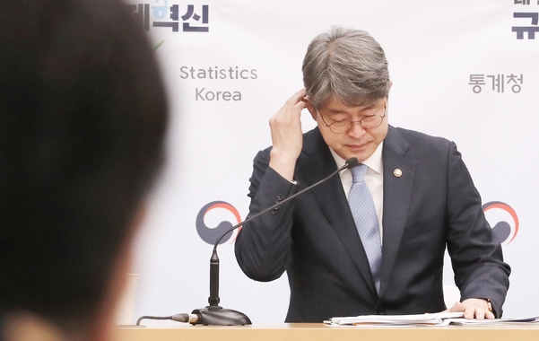 강신욱 통계청장이 21일 오전 세종시 정부세종청사에서 2020년 1/4분기 가계동향조사 결과 발표에 앞서 머리를 만지고 있다. /연합뉴스.