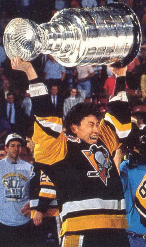 1992년 피츠버그 소속으로 NHL 챔피언 트로피인 스탠리컵을 들어올리는 백지선 대한민국 남자 아이스하키 대표팀 감독. 한국계 캐나다인인 그는 1991년 피츠버그에 입단하며 한국인 최초로 NHL에 진출했다. 1990년 이전까진 동양인의 NHL 진출이 굉장히 희귀했고, 실제 사례도 없다시피했다./hockeygods