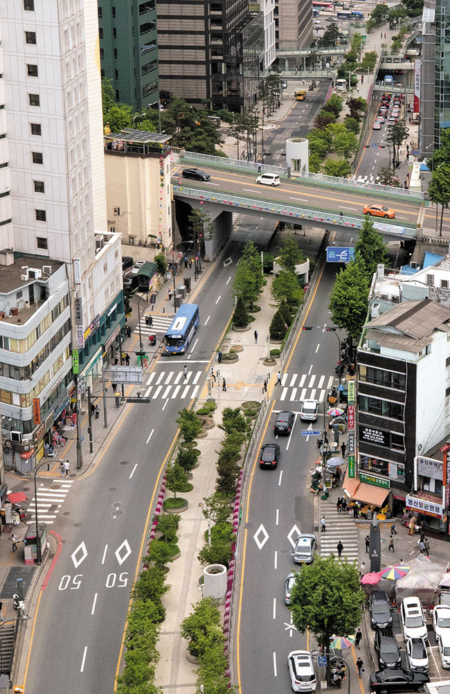 지난 18일 서울 중구 회현역 부근 퇴계로 왕복 4차로 사이 널찍한 보행공간(사진 가운데)을 시민들이 오가고 있다.