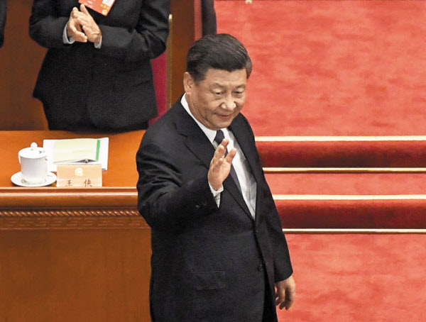 시진핑(習近平) 중국 국가주석이 21일 중국의 최고 정치 자문 기구인 전국인민정치협상회의(정협) 개회식에 참여하기 위해 중국 베이징 인민대회당에 입장하며 손을 들어 보이고 있다. 이날 시작된 중국 최대 정치 행사 양회(兩會·정협과 전국인민대표대회)는 28일까지 계속된다. 코로나 여파로 회기와 행사가 대폭 축소된 이번 양회에서 중국 지도부는 국방 예산 증액, 첨단 기술 투자 계획을 발표할 것이란 전망이 나온다. /AFP 연합뉴스