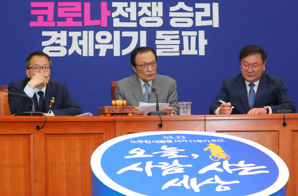 22일 서울 여의도 국회에서 열린 더불어민주당 최고위원회의에서 이해찬 더불어민주당 대표가 현안관련 발언을 하고 있다./뉴시스