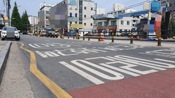 22일 오전 9시30분 전북 전주시 반월동의 한 학교 앞 어린이보호구역(스쿨존)에서 간이 중앙분리대 설치 공사가 진행 중이다. 사진 왼쪽 중간(흰색차량)이 사고가 난 지점인데, 이날도 불법 주차를 한 차량이 있었다. /김정엽 기자