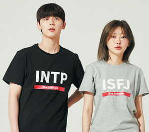 MBTI 검사 결과를 새겨주는 티셔츠. “직장, 학교, 동아리, 모임 등 다양한 관계 속에서 자기 성향을 보여줄 수 있는 셀프 아이덴티티 티셔츠로 더욱 쉽게 나를 알려보자”는 광고 문구를 내걸었다. 일부 인기 유형은 품절됐다.
