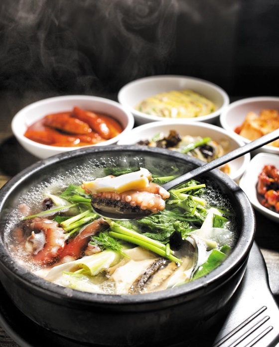 서울 여의도 ‘강공순할매집’ 교보점의 ‘할매탕’. 이 식당은 특이하게 떡볶이가 반찬으로 나온다.
/이경호 영상미디어 기자
