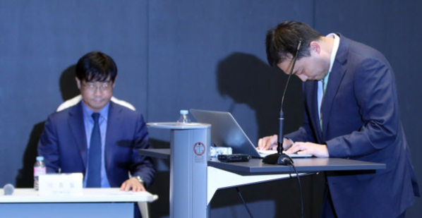 원종준(오른쪽) 라임자산운용 대표가 지난해 10월 환매 중단 간담회에서 고개를 숙이며 사과하고 있다. 왼쪽은 최근 구속된 이종필 전 라임자산운용 부사장./연합뉴스