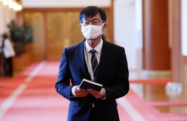 김상조 청와대 정책실장이 지난 19일 오후 청와대에서 열린 유연상 신임 경호처장 임명장 수여식에 참석하고 있다. /뉴시스