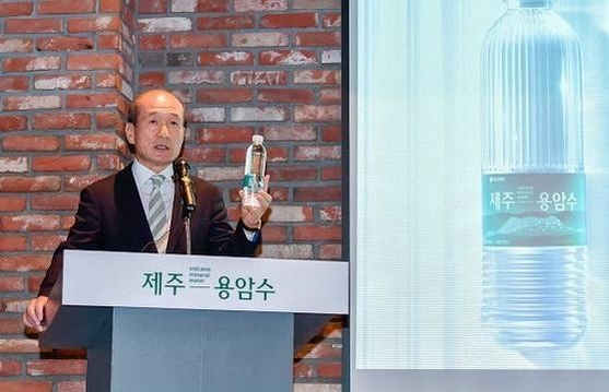 허인철 오리온 부회장이 지난해 11월 26일 제주용암수 출시 간담회에서 오리온 생수 사업 계획을 설명하고 있다. /오리온 제공