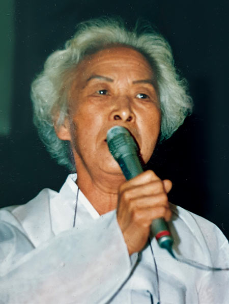 1990년대 일본 정부를 상대로 한 손해배상 청구 소송에서 원고로 참석한 심미자 할머니가 법원 밖 일본 시민들을 상대로 재판 내용을 설명하고 있다. photo 태평양전쟁희생자유족회