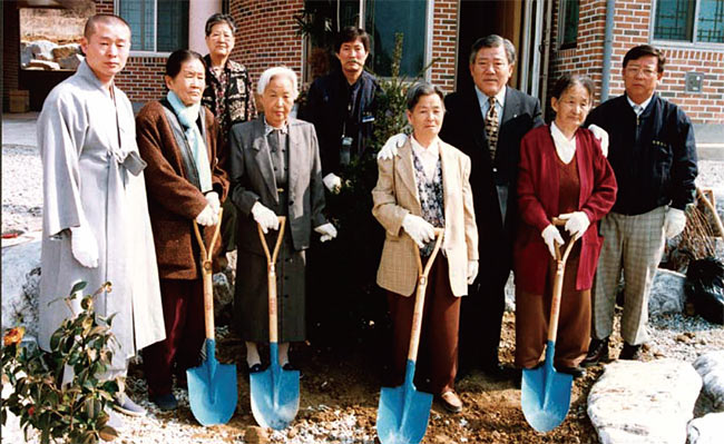 나눔의 집 준공식에 참석한 심미자 할머니(앞줄 왼쪽에서 세 번째). photo 박영길 전 경기도의회 의원