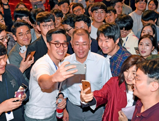 지난해 10월 서울 양재동 현대차그룹 본사에서 정의선 수석부회장이 직원들과 셀카를 찍고 있다./현대차