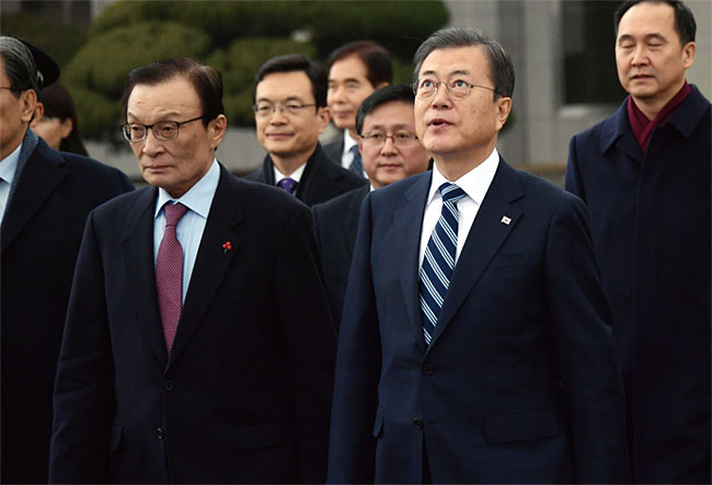 지난해 12월 23일 문재인 대통령이 경기 성남 서울공항에서 공군1호기에 탑승하기 위해 이동하면서 하늘을 보고 있다. 왼쪽은 친노·친문의 좌장 이해찬 더불어민주당 대표. photo 뉴시스