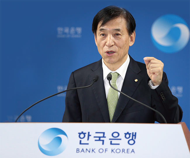 지난 4월 9일 통화정책 방향에 대해 설명하고 있는 한국은행 이주열 총재. photo 뉴시스·한국은행