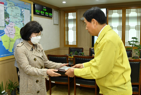 22일 경산시청에서 최영조 시장이 故허영구 원장의 아내 A씨에게 공로패를 수여하고 있다./경산시