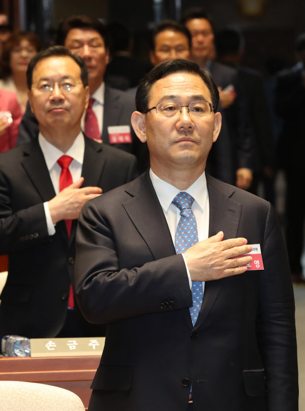 미래통합당 주호영(오른쪽) 원내대표가 22일 국회에서 열린 통합당 당선자 워크숍에서 국기에 대한 경례를 하고 있다. /연합뉴스