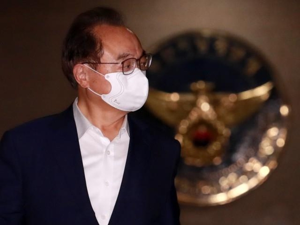 오거돈 전 부산시장이 22일 오후 부산 연제구 부산경찰청에서 조사를 마친 뒤 청사를 나서고 있다. /연합뉴스