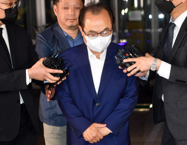 오거돈 전 부산시장이 22일 오후 부산 연제구 부산 경찰청에서 소환 조사를 마친 뒤 청사를 나오며 입장을 밝히고 있다. /뉴시스