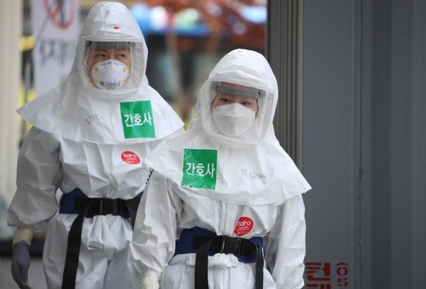 지난12일 오후 대구 중구 계명대학교 대구동산병원에서 간호사들이 신종 코로나바이러스 감염증(코로나19) 환자들이 있는 병동으로 가고 있다. /연합뉴스